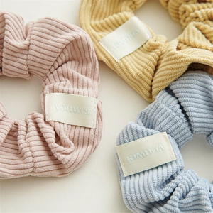 Détails des chouchous texturés en rose jaune et bleu avec un tissu côtelé doux