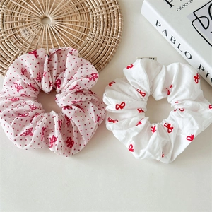 Lot de chouchous à nœud rouge élégants avec motifs à pois sur un fond minimaliste