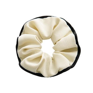 Chouchou élégant crème à motif chevrons avec bordure noire pour coiffure femme