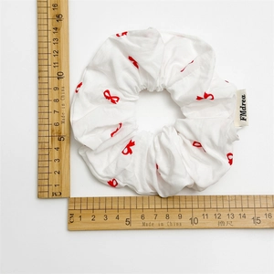 Chouchou large en tissu blanc avec motif nœud rouge, accessoire cheveux de 15cm