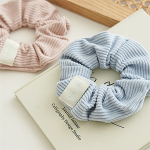 Détail de texture côtelée et étiquettes en tissu sur chouchous rose et bleu