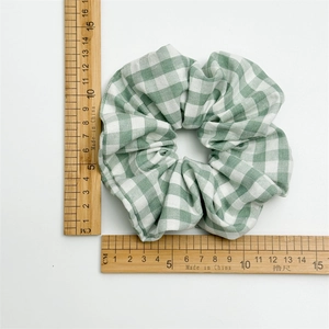 Chouchou à carreaux vichy vert et blanc avec élastique durable pour coiffure femme