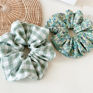 Gros plan de chouchous à fleurs vertes et à carreaux avec texture en tissu élastique