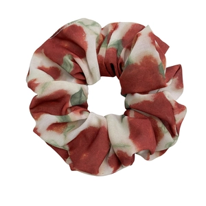 Chouchou en mousseline tie-dye aux motifs floraux rouge et vert pour femme