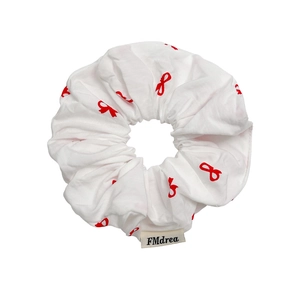 Chouchou blanc avec motif nœud rouge et étiquette tissée pour coiffure queue de cheval