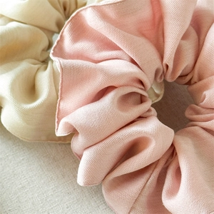 Gros plan sur la texture du tissu et les plis élégants des chouchous aux tons pastels