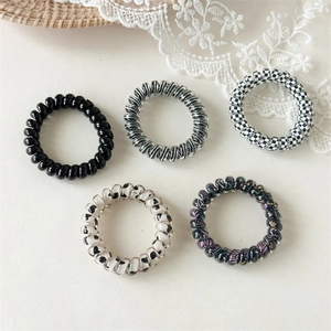 Détails du lot de 5 élastiques spirale avec motifs damiers et floraux sur tissu en dentelle