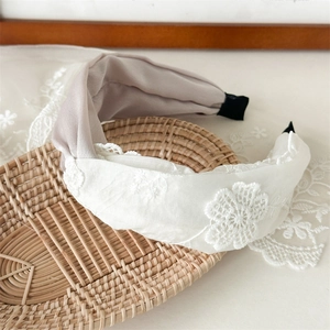 Détails de l'élastique à cheveux en tissu avec fleur en dentelle et texture de soie violette