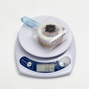 Lot de 3 chouchous spirales colorés en boîte pesant 36,4g sur une balance précise