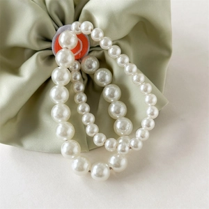 Élastique à cheveux en perles blanches élégantes avec tissu en satin vert pour femmes