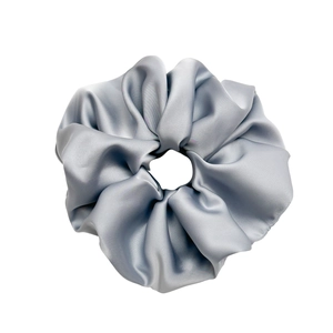 Zilvergrijze satijnen scrunchie met glanzend wolk-ontwerp op witte achtergrond