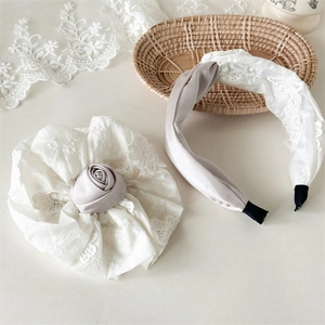 Détail de l'ensemble bandeau en dentelle blanche et chouchou rose en satin gris