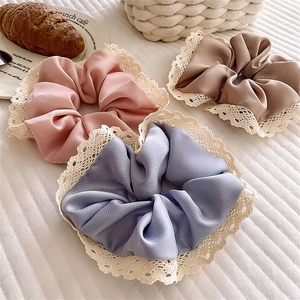 Detailansicht von Satin-Haargummis mit Spitze in Pink, Lila und Braun