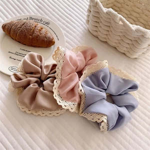 Drei Haargummis aus Satin und Spitze in Champagner, Rosa und Violett für Damen