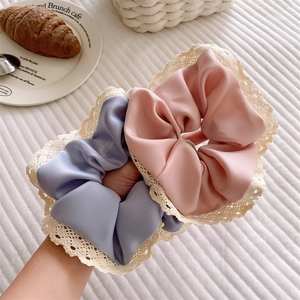 Elegantes Set aus Satin- und Spitzen-Haargummis in Rosa und Lavendel für weichen Look