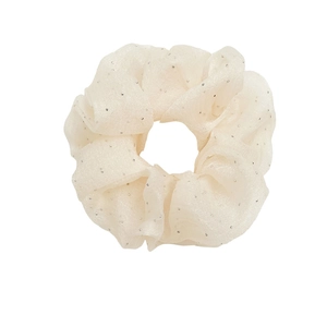 Chouchou élégant en organza crème avec strass brillants sur fond blanc épuré