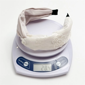 Bandeau brodé en dentelle de 28,4 g sur une balance électronique pour détail du poids