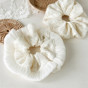 Ensemble de chouchous élégants en coton crème avec broderie et détails en dentelle florale