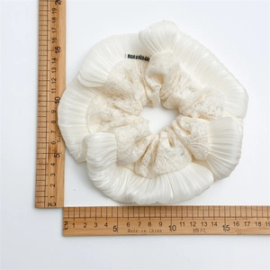 Chouchou élégant en coton et lin crème avec broderie fine et détails en dentelle