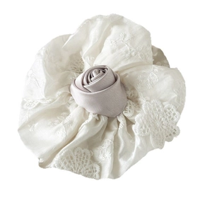 Chouchou élégant en dentelle blanche avec broderie et décoration rose en satin