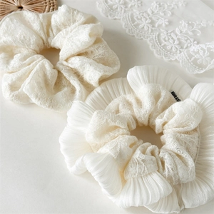 Chouchous élégants en dentelle florale brodée crème de style minimaliste français