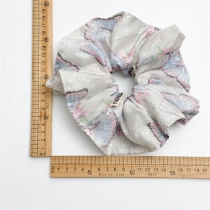 Chouchou satiné gris avec papillons violets et paillettes argentées, diamètre 14cm