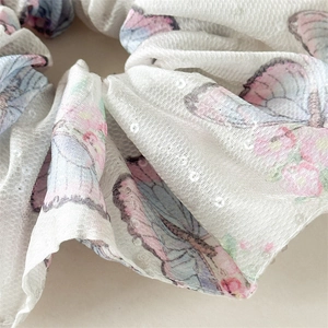Chouchou élégant en satin blanc avec imprimé papillon et paillettes étincelantes