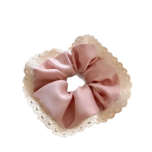 Eleganter rosa Satin-Haargummi mit zarter weißer Spitze und reichhaltiger Textur