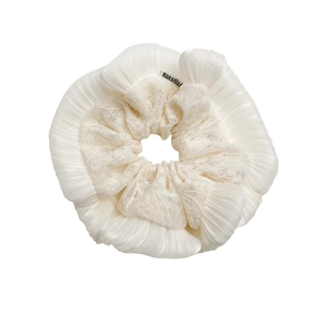 Chouchou élégant en coton crème avec broderie dentelle et texture florale plissée