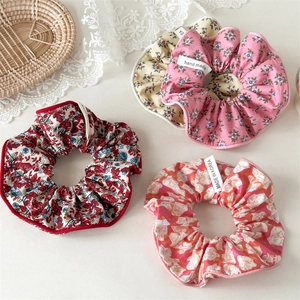 Lot de trois chouchous à fleurs avec étiquettes faites main sur dentelle blanche