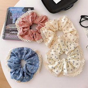 Lot de quatre chouchous à fleurs avec bords en dentelle de style pastoral doux