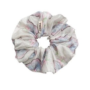 Chouchou élégant en satin avec imprimés papillons pastels sur une base blanche épurée