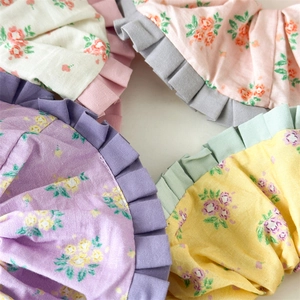 Florale Haargummis aus Stoff mit Rüschenrand in Lila, Gelb, Rosa und Beige-Tönen