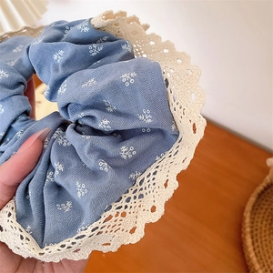 Chouchou fleuri bleu élégant avec bordure en dentelle, accessoire cheveux style vintage