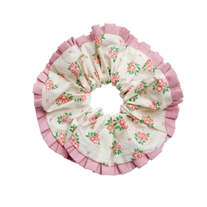 Übergroßes Haargummi mit Blumenmuster, rosa Rüschenkanten und cremeweißem Stoff