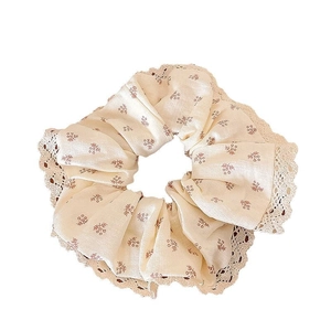 Chouchou élégant en satin crème à motif floral avec bordure en dentelle