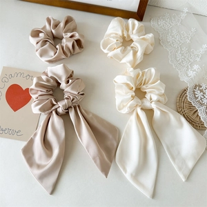 Elegante set di elastici in raso e fiocchi per capelli nei colori crema e champagne