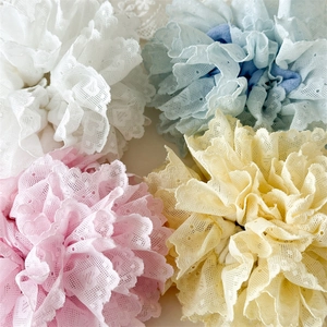 Détails de chouchous en dentelle aux tons pastels blanc rose bleu et jaune de haute qualité