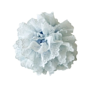 Chouchou en dentelle bleu clair élégant avec texture florale multicouche et cœur bleu marine