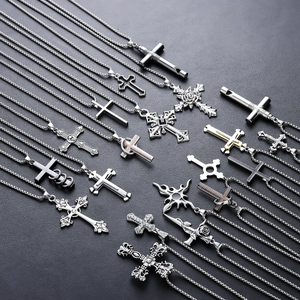 Collier Pendentif Croix en Acier Titane Gothique Pour Hommes Femmes Vintage Rose Sifflet Crâne Zircone Bijoux Hip Hop