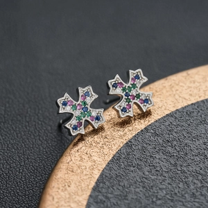 Orecchini a perno a croce con zirconi colorati e pietre multicolori in argento