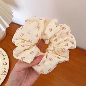 Chouchou élégant blanc cassé avec motifs floraux rouges et texture de tissu froncé