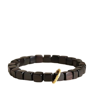 Bracelet minimaliste en bois d'ébène naturel avec un anneau métallique doré texturé
