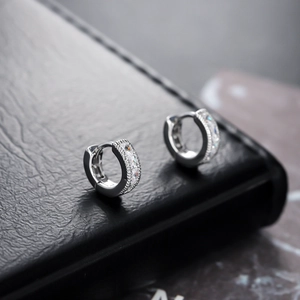 Aros de plata para hombre y mujer con tres brillantes circonitas de corte escalonado