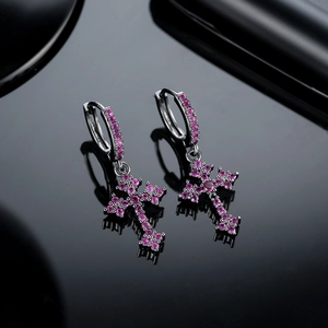 Macro-opname van kruisoorbellen met roze zirkoon inleg en vintage zwart metalen finish