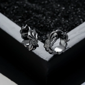 Gothic heren oorringen met bladmotief in vintage zwart metaal met kliksluiting