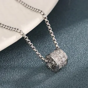 Collier Pendentif Cylindre en Acier Inoxydable Incrusté de Strass Design Chiffres Romains Bijoux de Mode Homme Femme