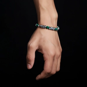 Bracciale da uomo con perle di malachite verde e pepite d'argento metallico al polso