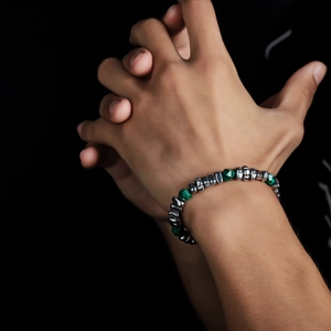 Bracciale unisex con perle a tamburo argentate e pietre di malachite verde stile moderno