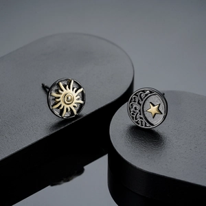 Retro asymmetrische Sonne und Mond Ohrstecker in Schwarz und Gold mit Quasten